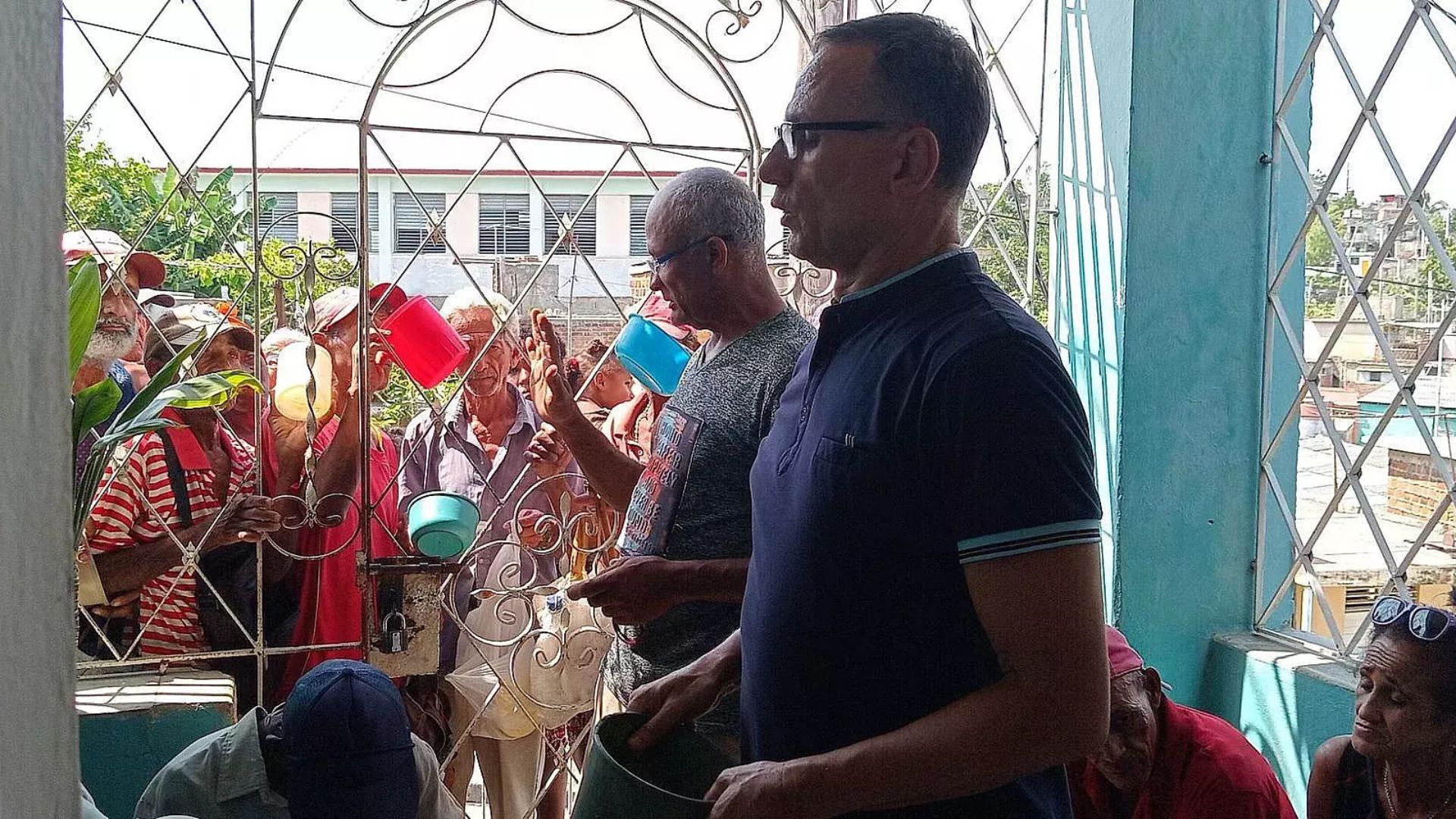 Ferrer acepta exilio, pero sin condiciones: "Solo salgo con mi dignidad y honor en alto" 