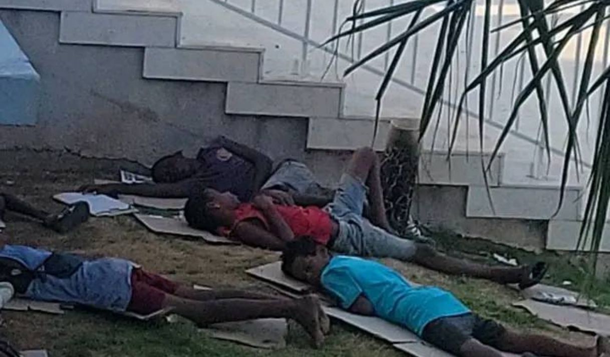 FOTO: Niños abandonados duermen en jardines de un hotel de La Habana