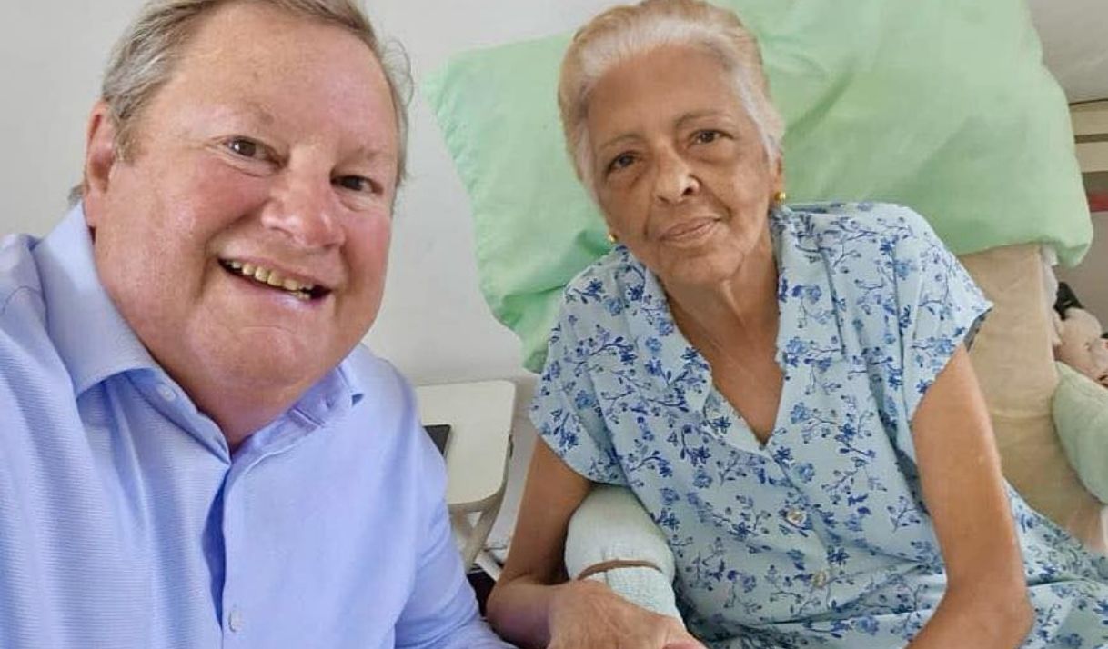 Mike Hammer visita a opositora cubana Martha Beatriz Roque