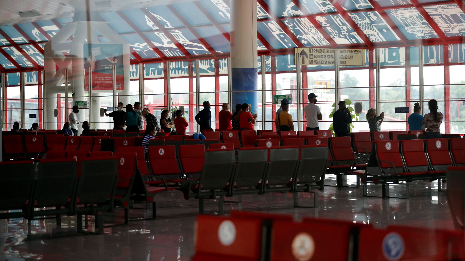 Régimen cubano avisa a aerolíneas que se queda sin combustible para aviones