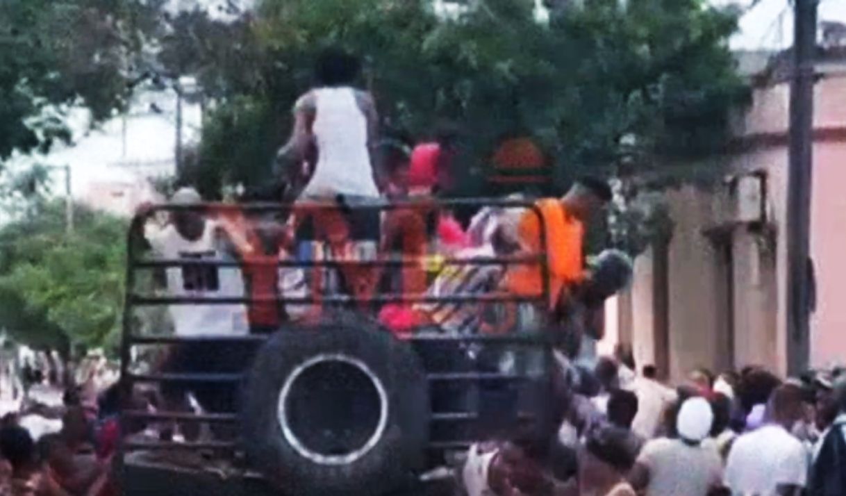 VIDEO: Caos en Santiago de Cuba tras caerse cajas de picadillo de un camión
